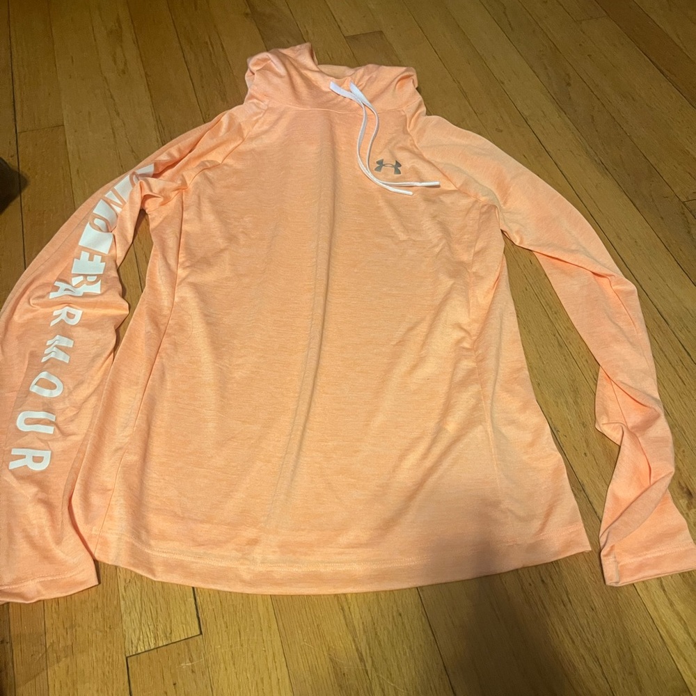 Never worn under Armour loose fitting top